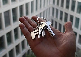 Una persona sostiene unas llaves.