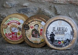 Diferentes tipos de quesos que tienen a la venta, junto al nuevo producto 'El Abuelo Gran Reserva'.