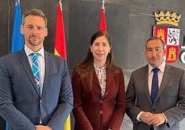 Reyes Gallego, junto al gerente del Servicio Público de Empleo, Jesús Blanco, y el delegado territorial de la Junta de Castilla y León, Eloy Ruiz.