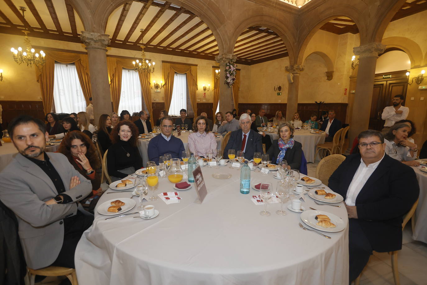 Sergio San Victoriano y Yanira del Rosario de Paz (Junta de Castilla y León), Ana Suárez (AECC Salamanca), Ricardo Canal (Universidad de Salamanca), Susana Sánchez (LA GACETA), Godofredo García (Grupo Limcasa), Clara Isabel Colino (Universidad de Salamanca) y Francisco Miguel García (Junta de Castilla y León).