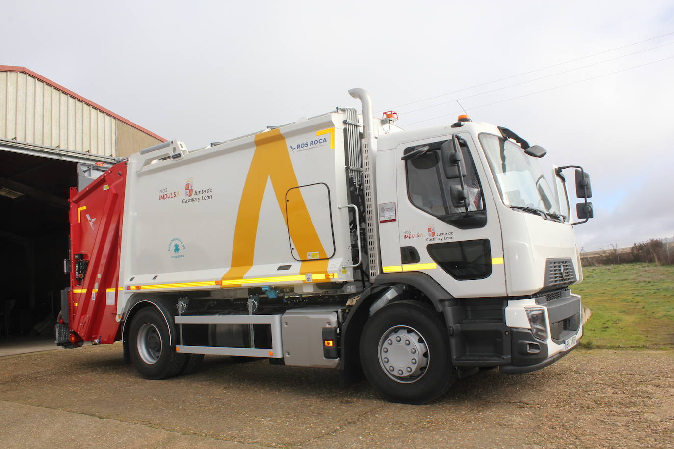 El consejero de la Presidencia de la Junta entrega un nuevo camión de residuos a la mancomunidad de Vitigudino