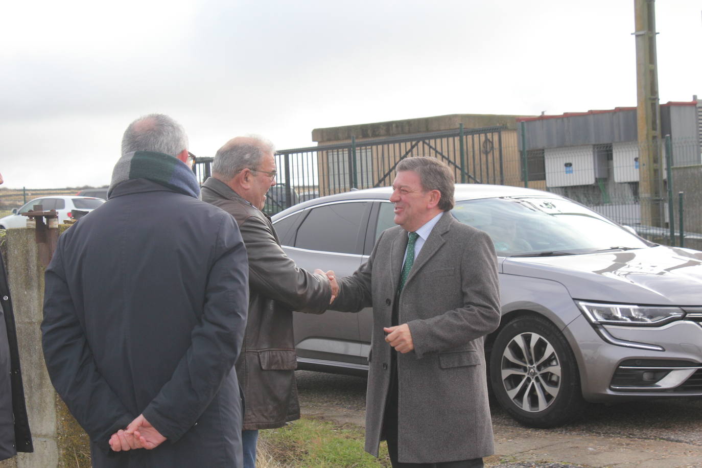 El consejero de la Presidencia de la Junta entrega un nuevo camión de residuos a la mancomunidad de Vitigudino