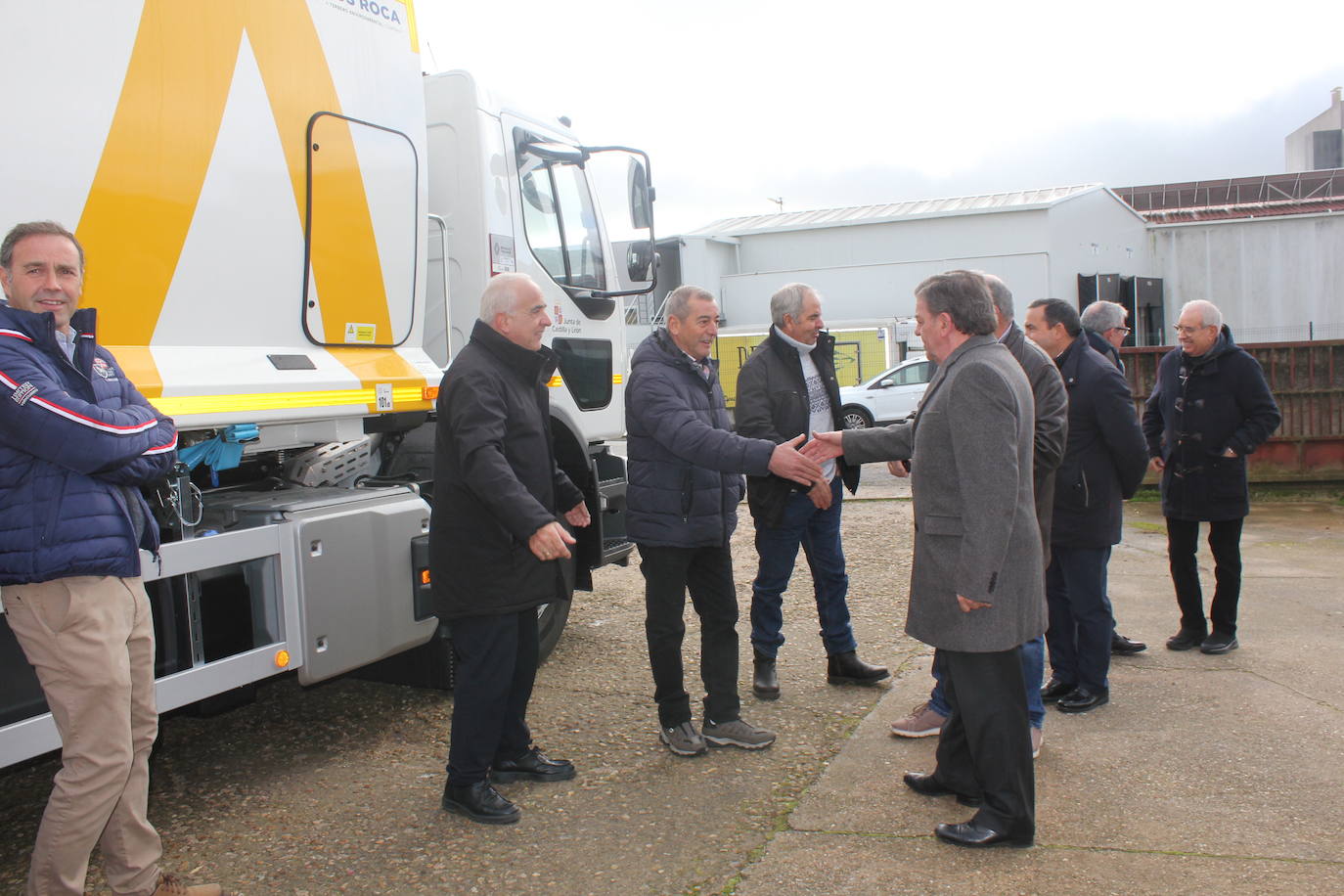 El consejero de la Presidencia de la Junta entrega un nuevo camión de residuos a la mancomunidad de Vitigudino