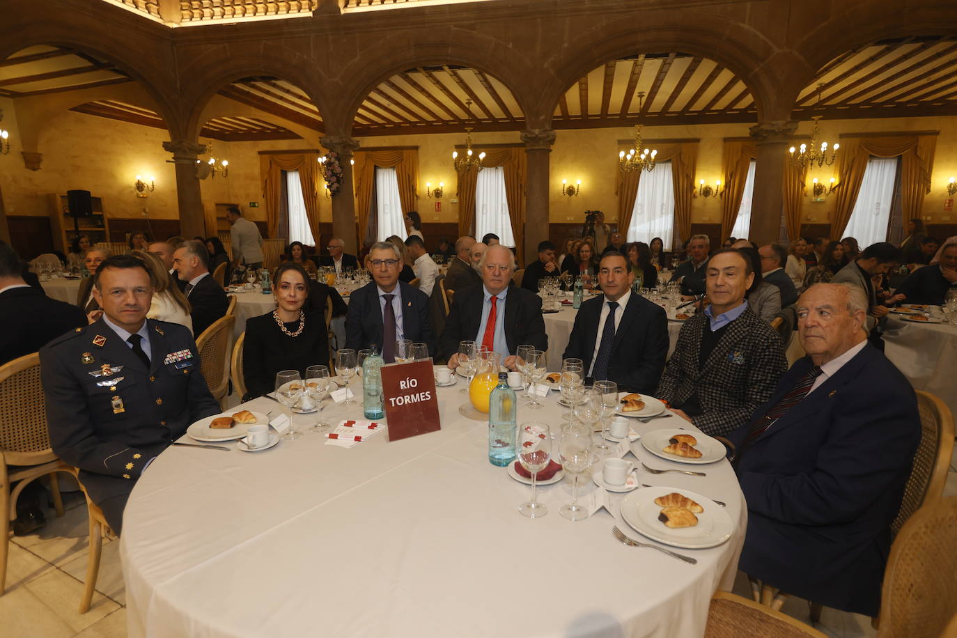 José Gallo Rosales (coronel subdelegado de Defensa), Carmen Seguín Kattán (concejala de Festejos del Ayuntamiento de Salamanca), Jesús Manuel Hurtado Olea (secretario general de la Consejería de Educación de la Junta de Castilla y León), Ventura Julián Rodilla (vicepresidente de LA GACETA), Eloy Ruiz Marcos (delegado de la Junta de Castilla y León en Salamanca), Pedro Samuel Martín García (alcalde de Carbajosa de la Sagrada) y Pedro Méndez González (presidente del Casino de Salamanca).
