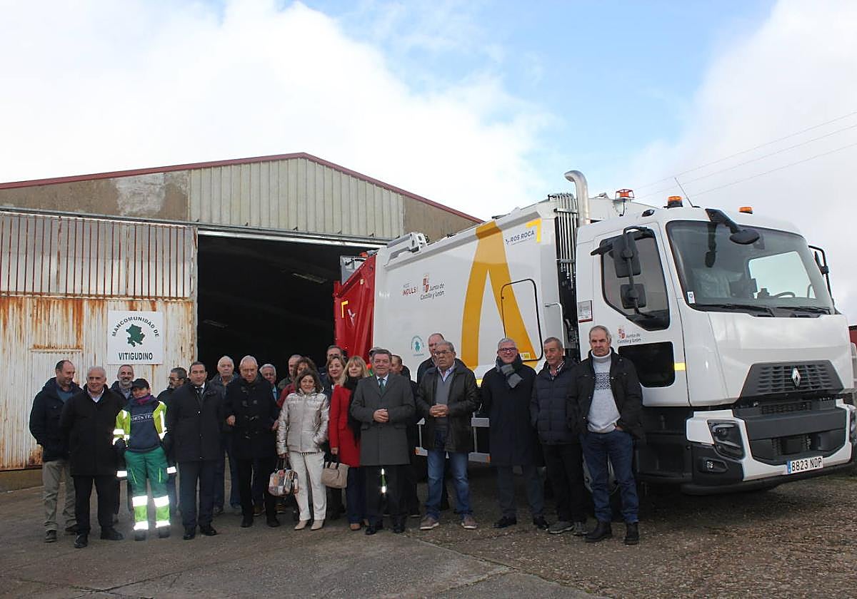 El consejero de la Presidencia de la Junta entrega un nuevo camión de residuos a la mancomunidad de Vitigudino