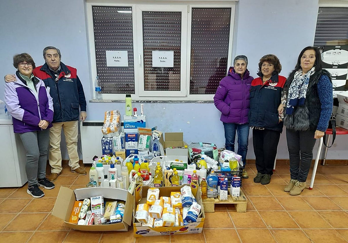 Entrega de los alimentos y productos recogidos en Candelario.