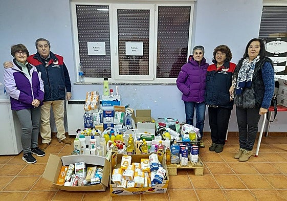 Entrega de los alimentos y productos recogidos en Candelario.
