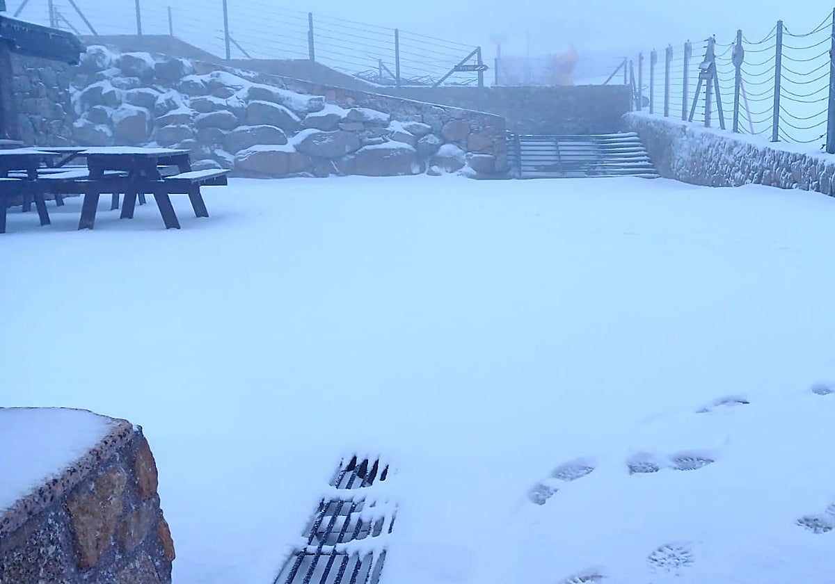 Imagen de la nieve caída en La Covatilla en la madrugada del pasado martes.