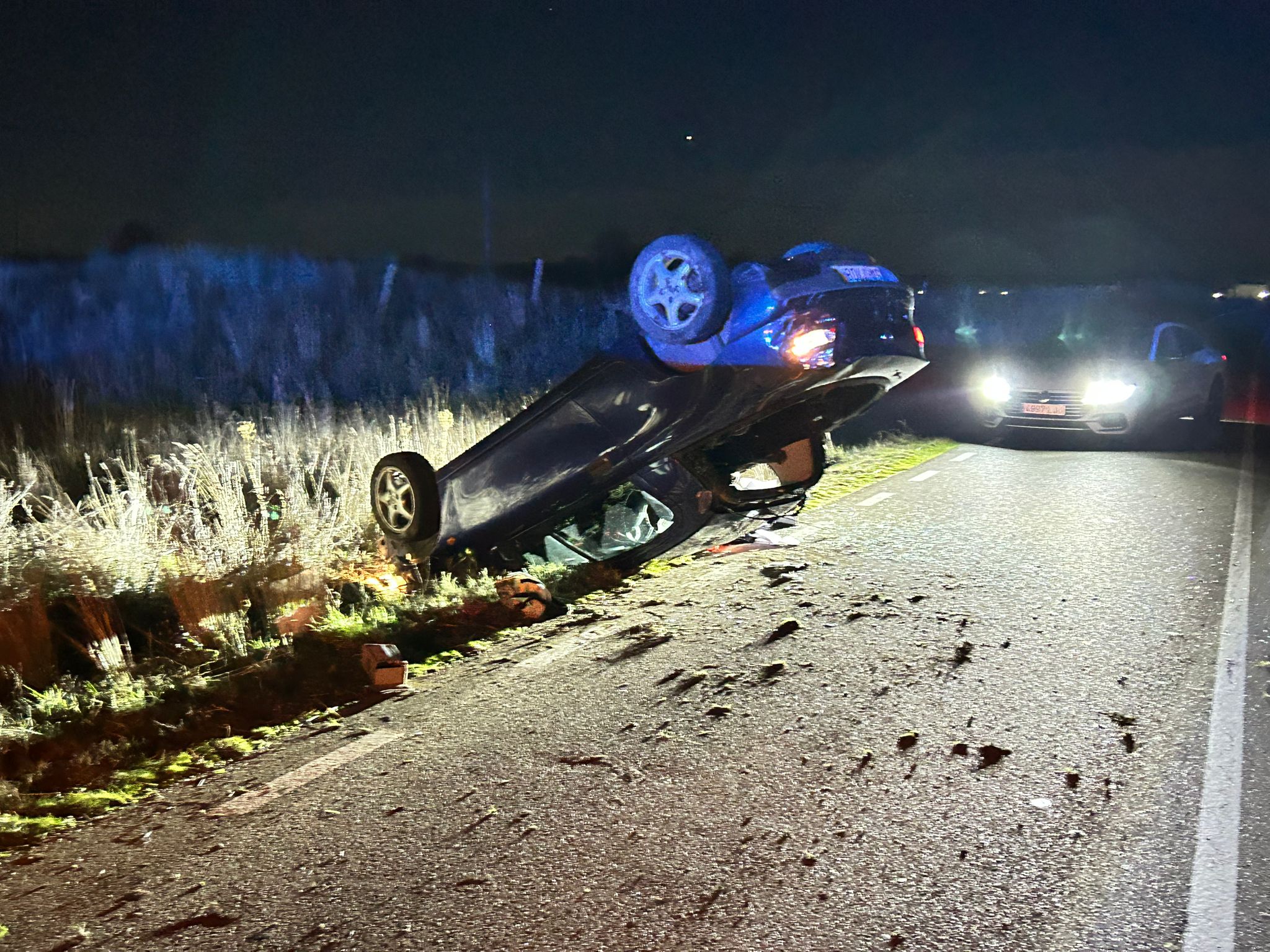Así quedó el coche volcado tras un espectacular y misterioso accidente a la entrada de Arapiles