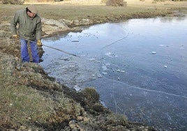 Una charca congelada en el campo.