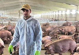 Guillermo Carpio, en la granja de Celes y Diego, en Rollán.