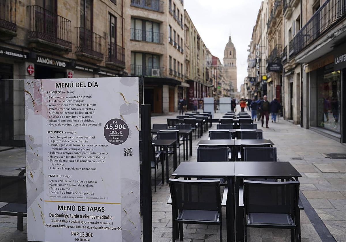 Imagen principal - Solo se permitirá un cartel de menús por local que debe colocarse o en la fachada o en el cortavientos, que no podrá tener más letreros. El tamaño de los letreros está predeterminado. El máximo es de 50 centímetros de ancho por 90 centímetros de largo con marco de madera. La diversidad de colores y de logotipos también desaparecerá de la cartelería, ya que la carta de menú además de un tamaño determinado deberá ser de chapa de aluminio dorado impreso.