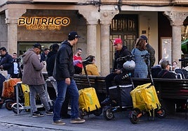 Un grupo de repartidores en la plaza del Corrillo.