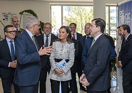 Corchado, Bustelo y Mañueco, junto a la reina Letizia en el Centro de Investigación del Cáncer.