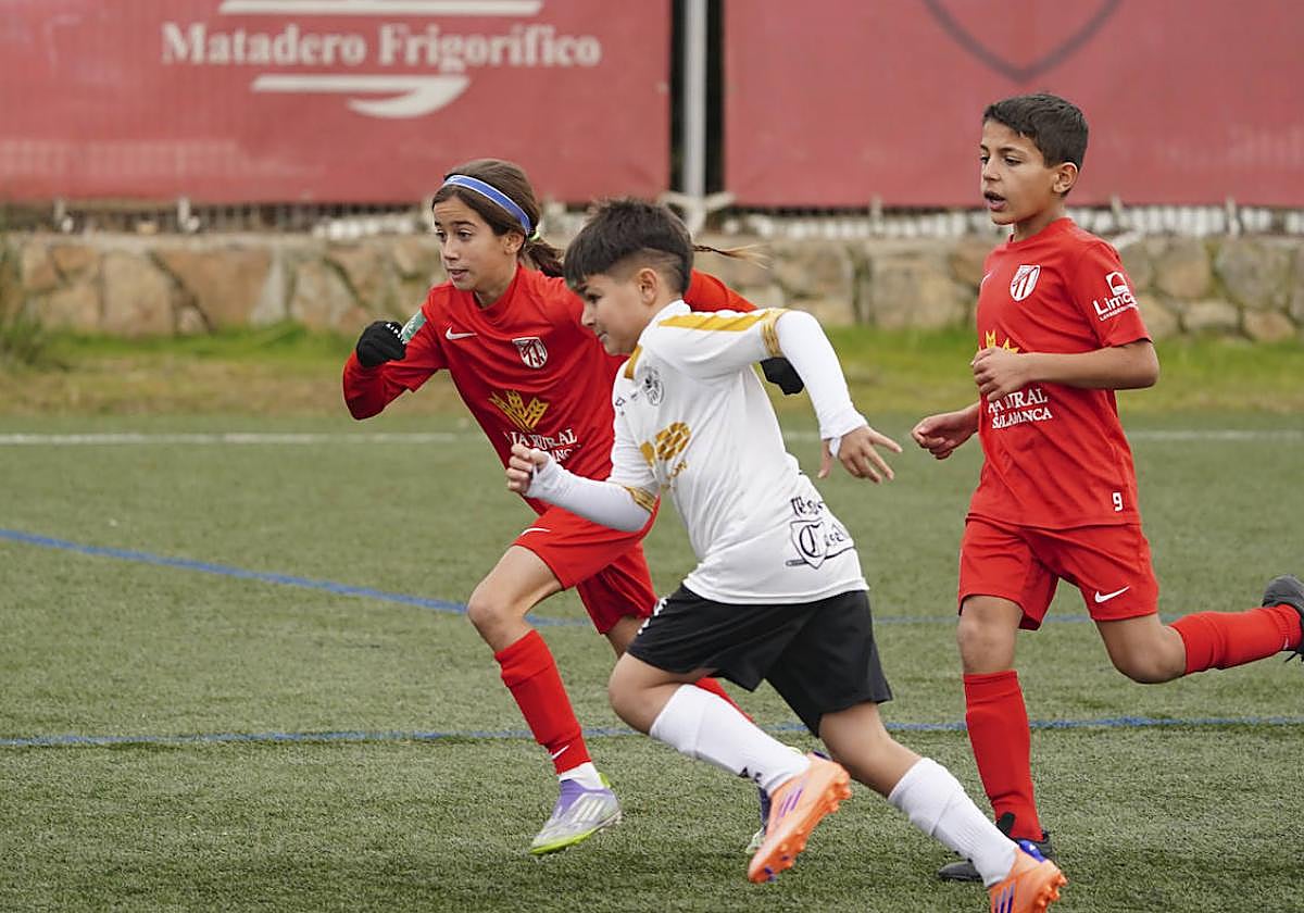 La jugadora del Santa Marta Sheila Lerma, en una carrera con un rival por hacerse con el control del esférico.