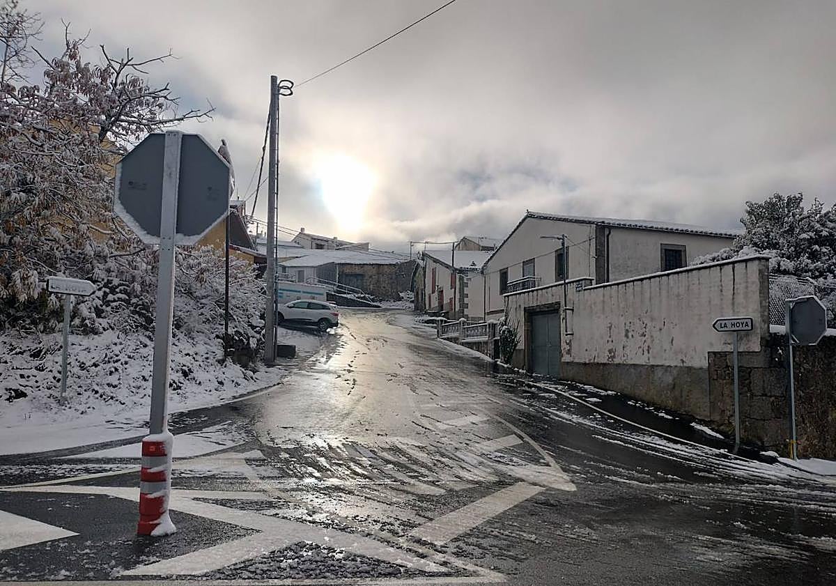 Imagen principal - Salamanca registra la primera nevada del otoño en una noche gélida, con casi -6ºC en una de sus estaciones