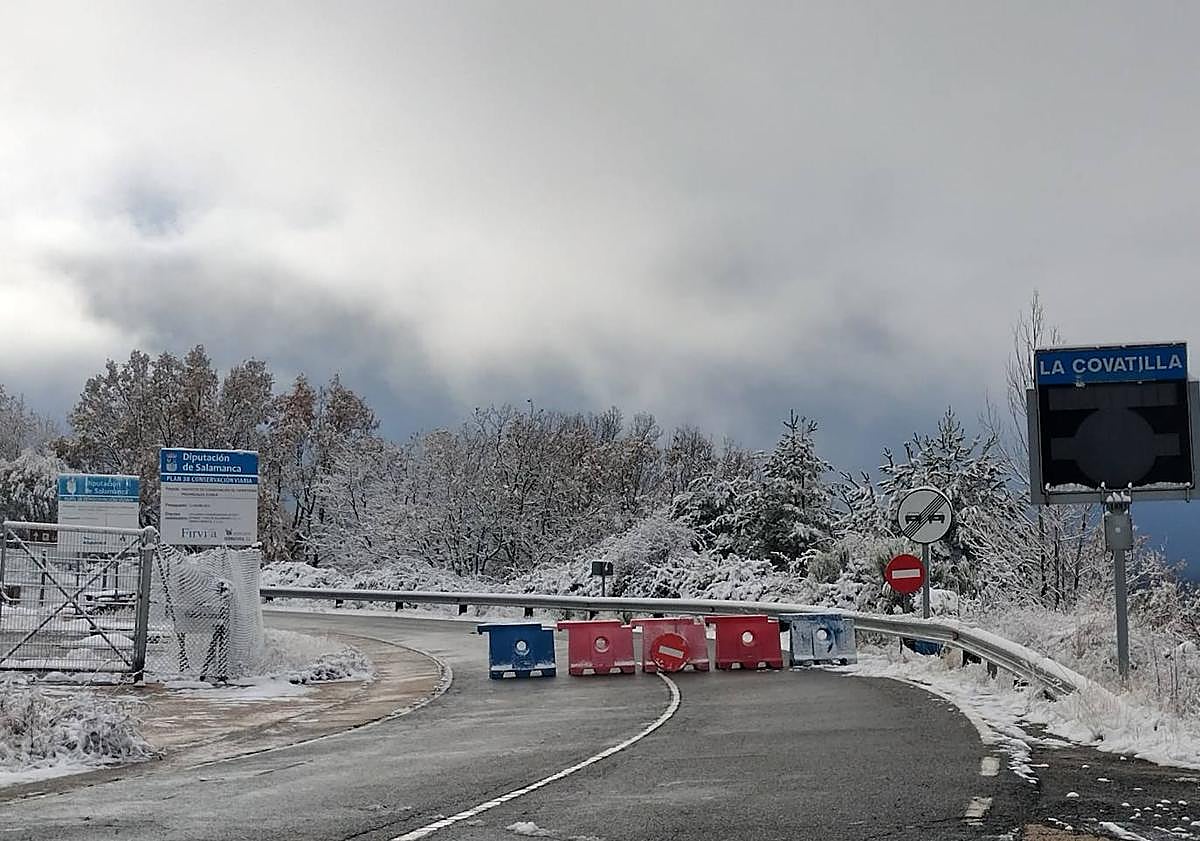 Imagen principal - Salamanca registra la primera nevada del otoño en una noche gélida, con casi -6ºC en una de sus estaciones