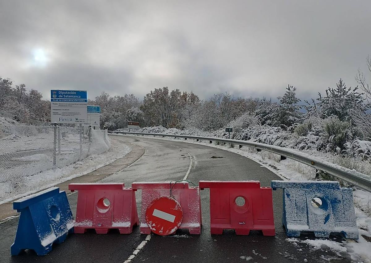Imagen secundaria 1 - Salamanca registra la primera nevada del otoño en una noche gélida, con casi -6ºC en una de sus estaciones
