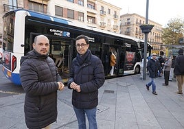 Los concejales Chema Collados y José Luis Mateos, este miércoles en la plaza del Empresario.
