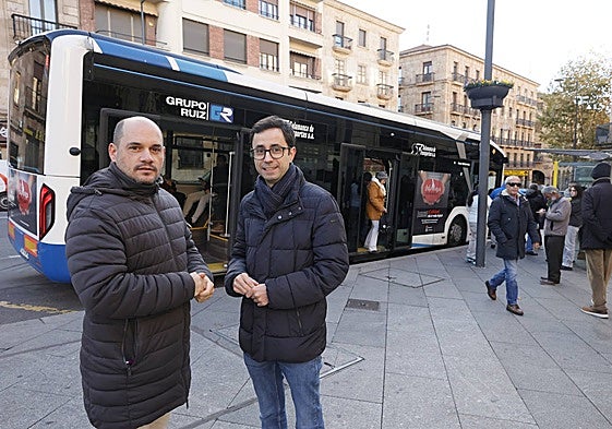 Los concejales Chema Collados y José Luis Mateos, este miércoles en la plaza del Empresario.