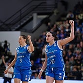 Spreafico e Iyana celebran una canasta.