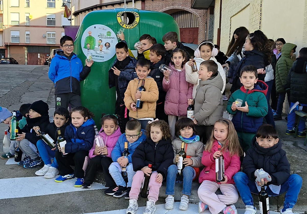 Escolares del colegio Santa Teresa de Alba de Tormes, junto al contenedor de reciclaje de vidrio.