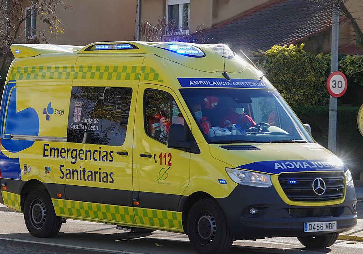 Una ambulancia de servicio por Salamanca.