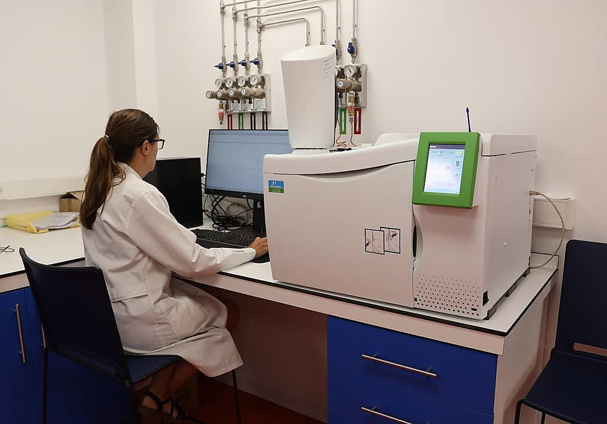 Profesionales de BioramaLab en el laboratorio.