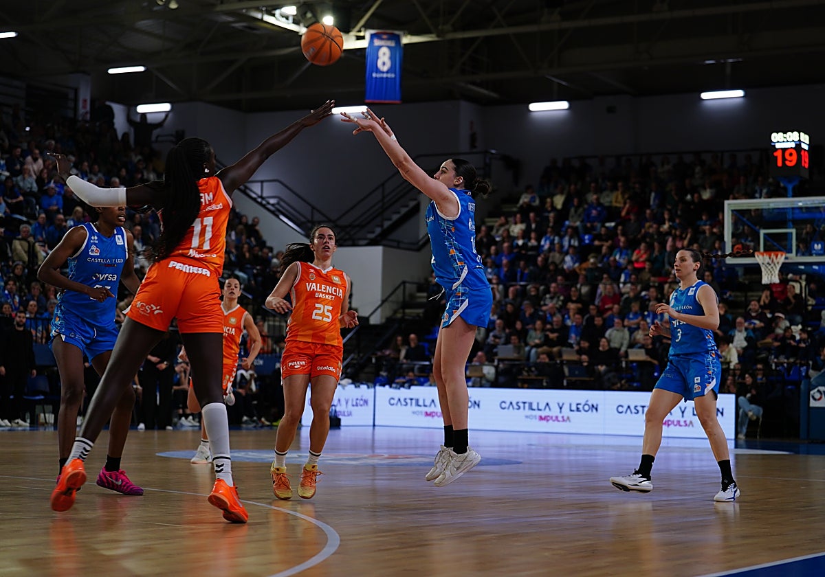 Iyana Martín lanza un triple punteado por Awa Fam.