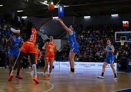 Iyana Martín lanza un triple punteado por Awa Fam.