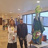 Carmen Rodríguez, gerente del Hospital, y el diseñador Manuel Fernández.