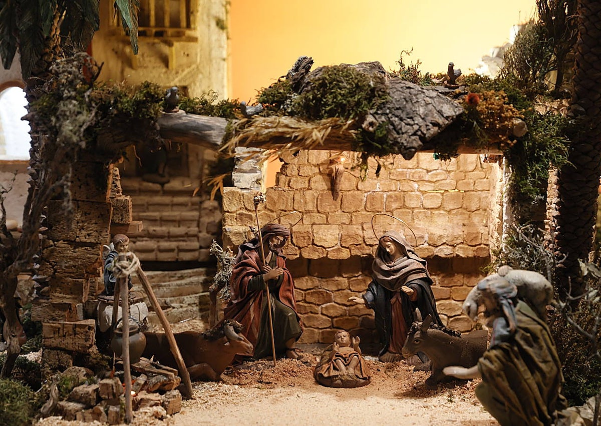 Imagen secundaria 1 - La Torre de los Anaya se llena de la magia de la Navidad con su belén: «El resultado de este año es de nuestros favorito»