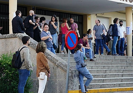 Candidatos en un examen de oposiciones de secundaria.