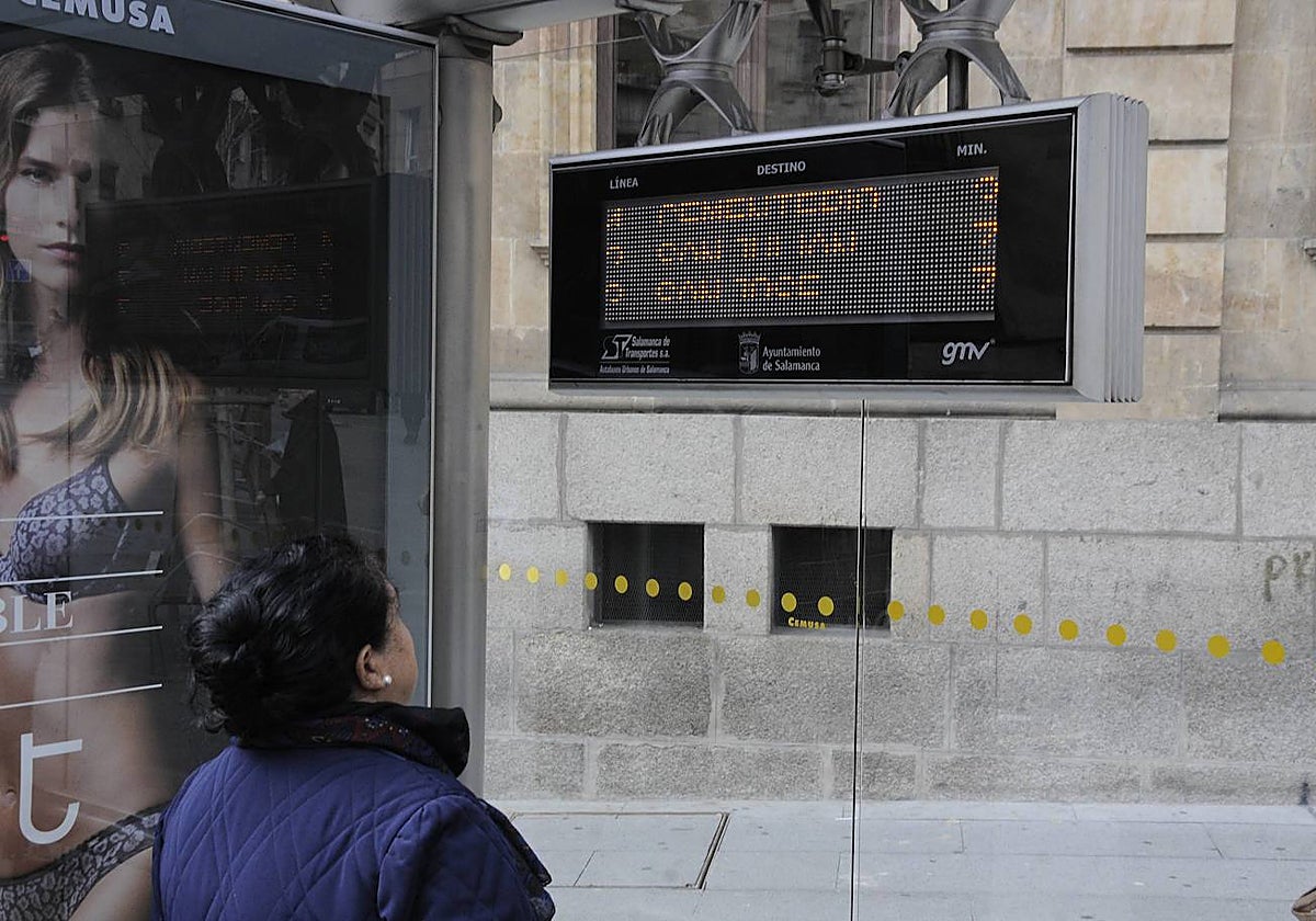 Pantalla en la marquesina de la plaza del Empresario.
