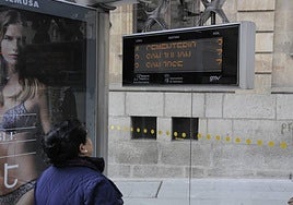 Pantalla en la marquesina de la plaza del Empresario.