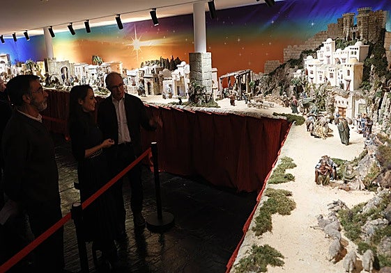 La concejala de Festejos y Tradiciones, Carmen Seguín, durante su visita al belén de la Torre de los Anaya.