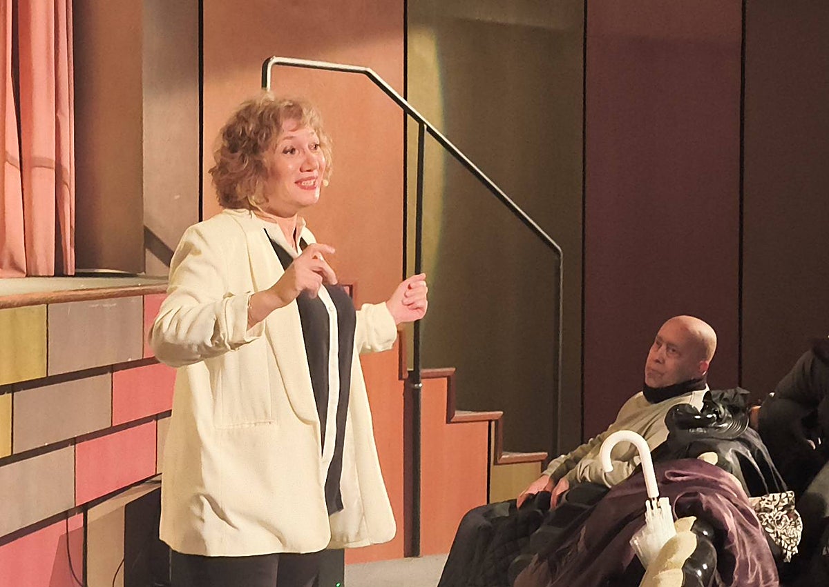 Imagen secundaria 1 - Verónica Pensosi deleita con su narrativa sobre Chaplín en Peñaranda