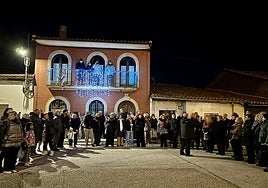 Los vecinos en el estreno de la iluminación navideña del pasado año.