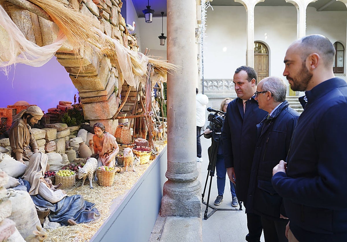 David Mingo, Javier Iglesias y Jesús de Luis Araújo, de la Agrupación La Morana, junto al Belén Monumental de La Diputación.