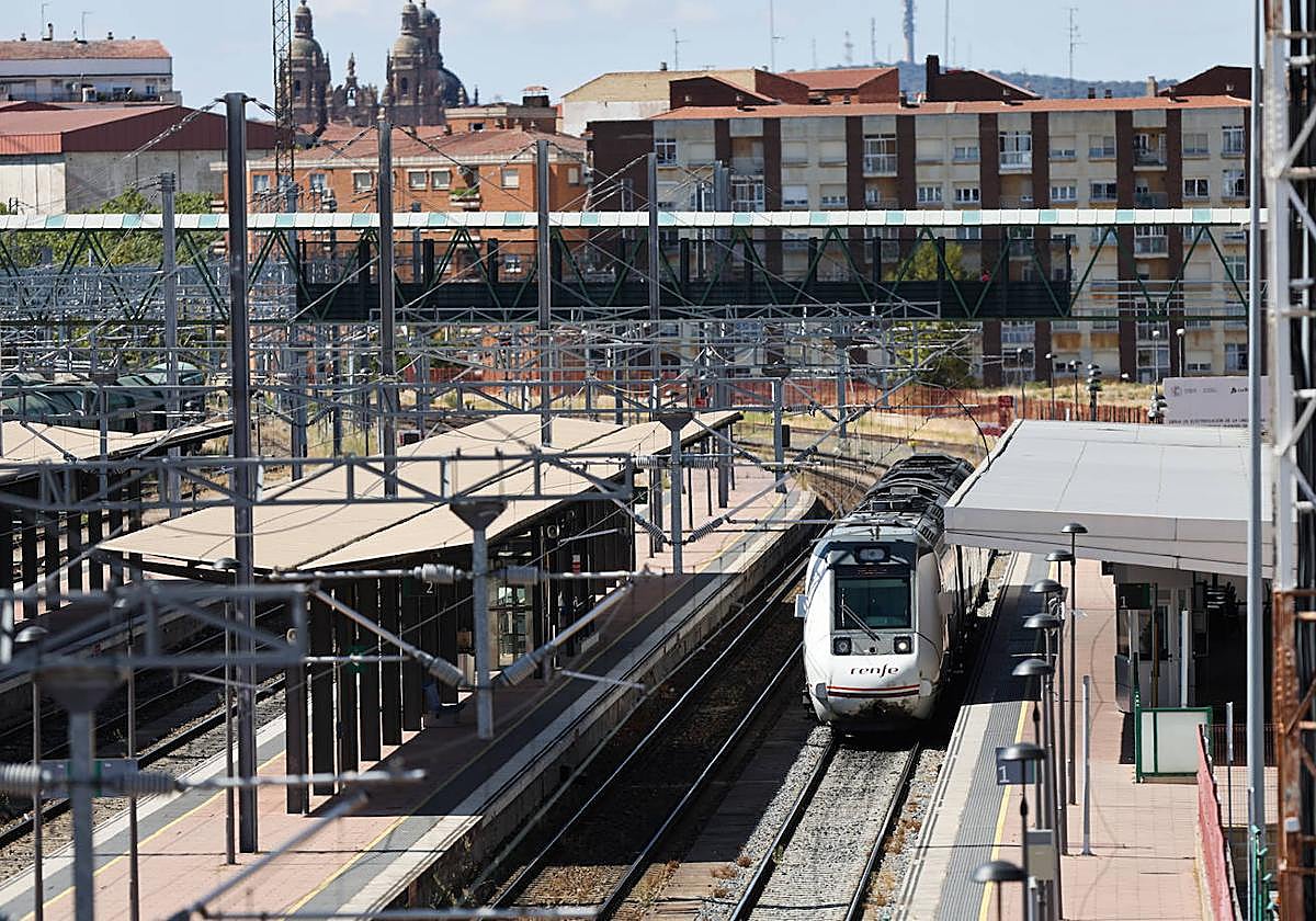 Un tren, en la estación de Salamanca.