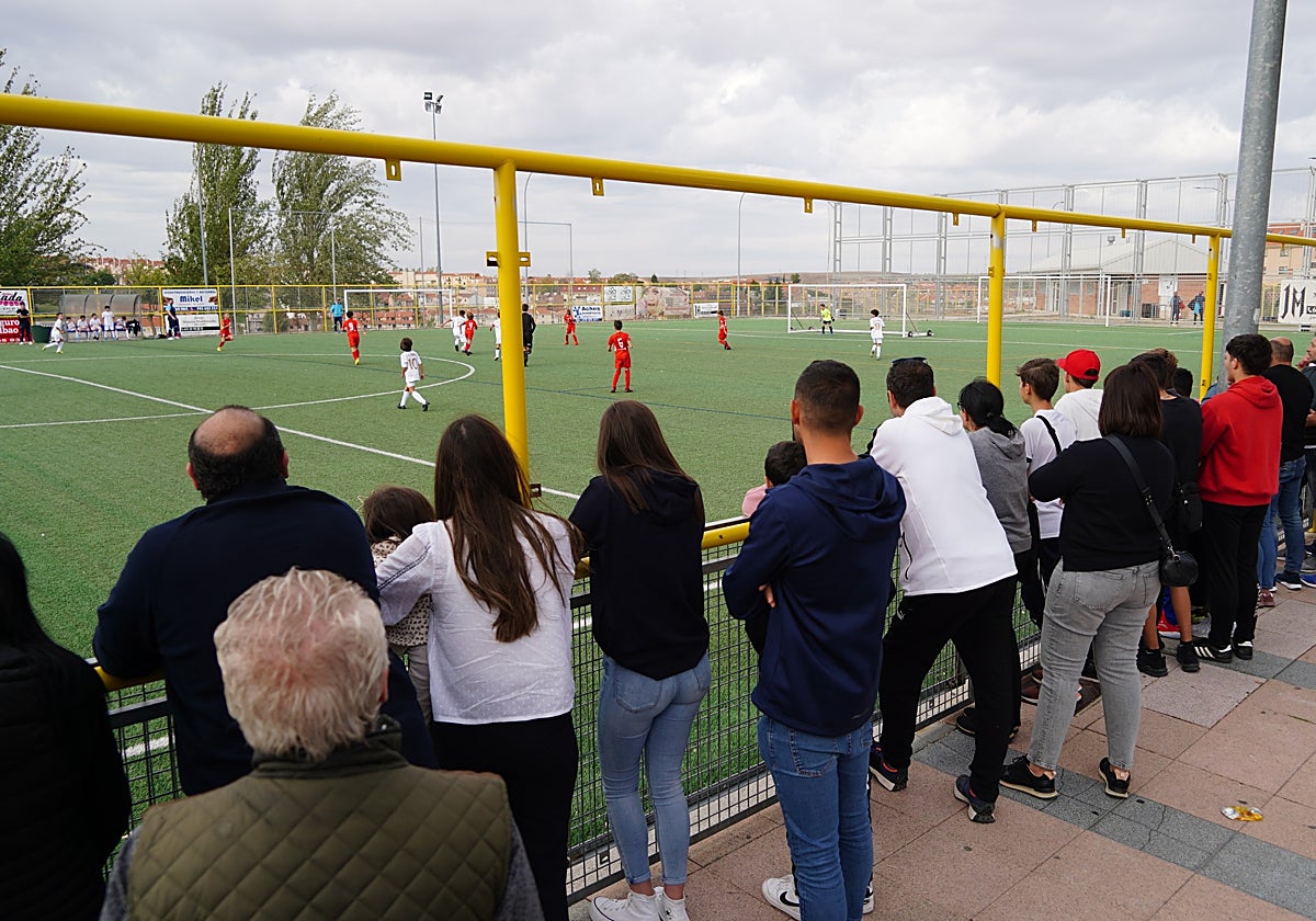 Padres —ajenos a esta información—, siguiendo un encuentro en los campos de El Zurguén, durante un encuentro de Liga de fútbol base.