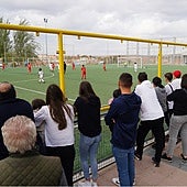 Padres —ajenos a esta información—, siguiendo un encuentro en los campos de El Zurguén, durante un encuentro de Liga de fútbol base.