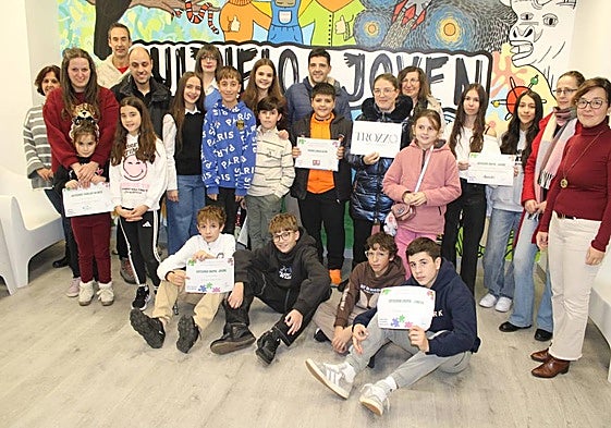 Los ganadores recibieron sus premios en el centro juvenil.