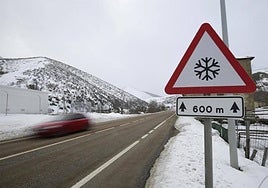 Una carretera nevada.