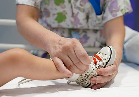 Una pediatra, atendiendo a un niño.