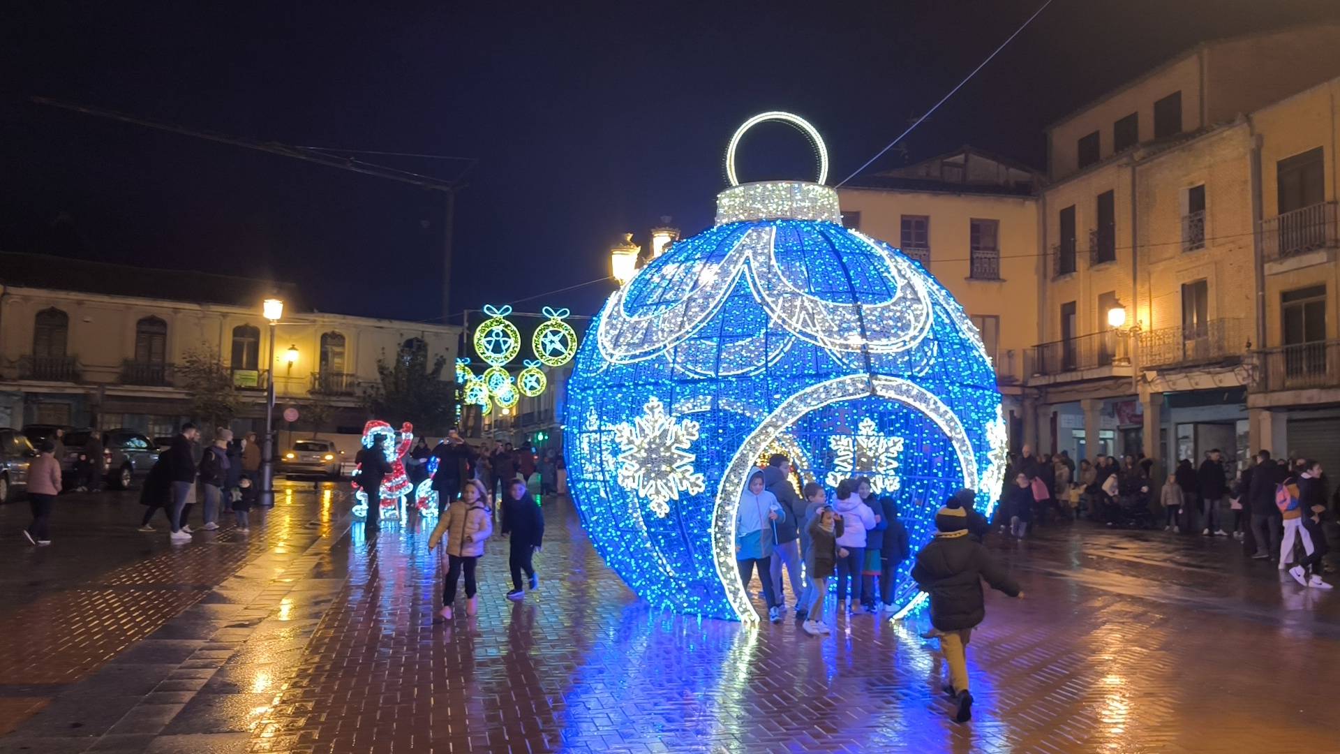 Peñaranda hace brillar sus plazas históricas y calles principales por navidades