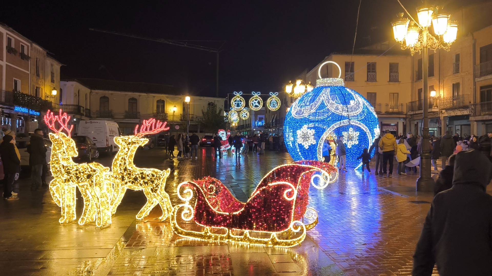 Peñaranda hace brillar sus plazas históricas y calles principales por navidades