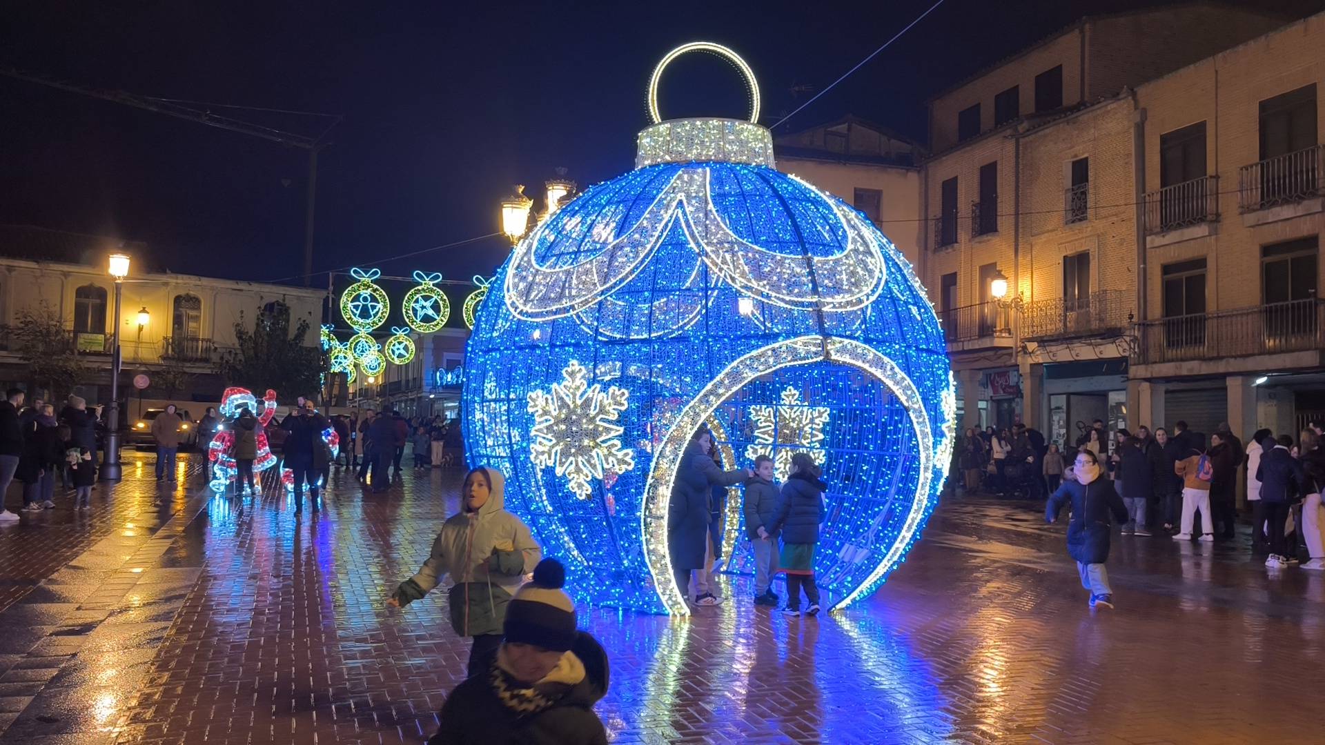 Peñaranda hace brillar sus plazas históricas y calles principales por navidades