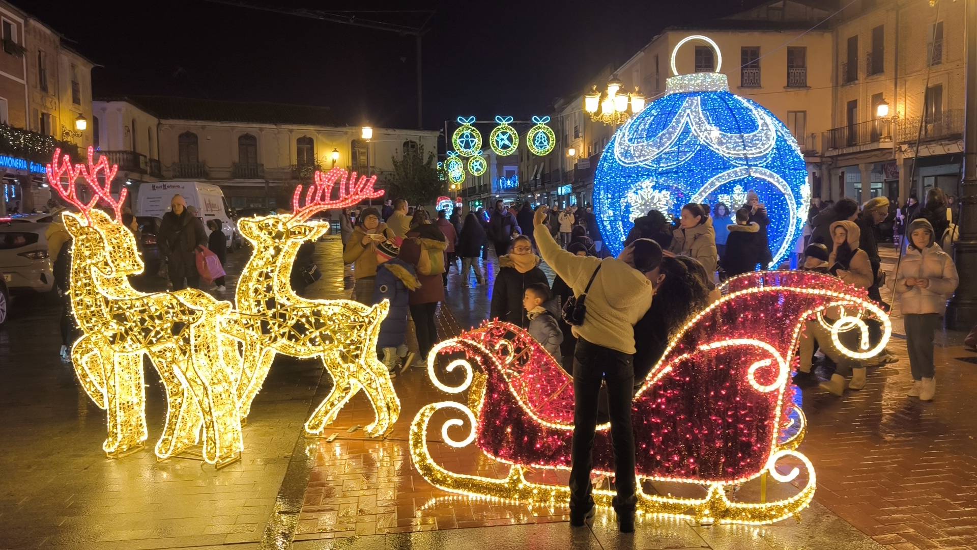 Peñaranda hace brillar sus plazas históricas y calles principales por navidades