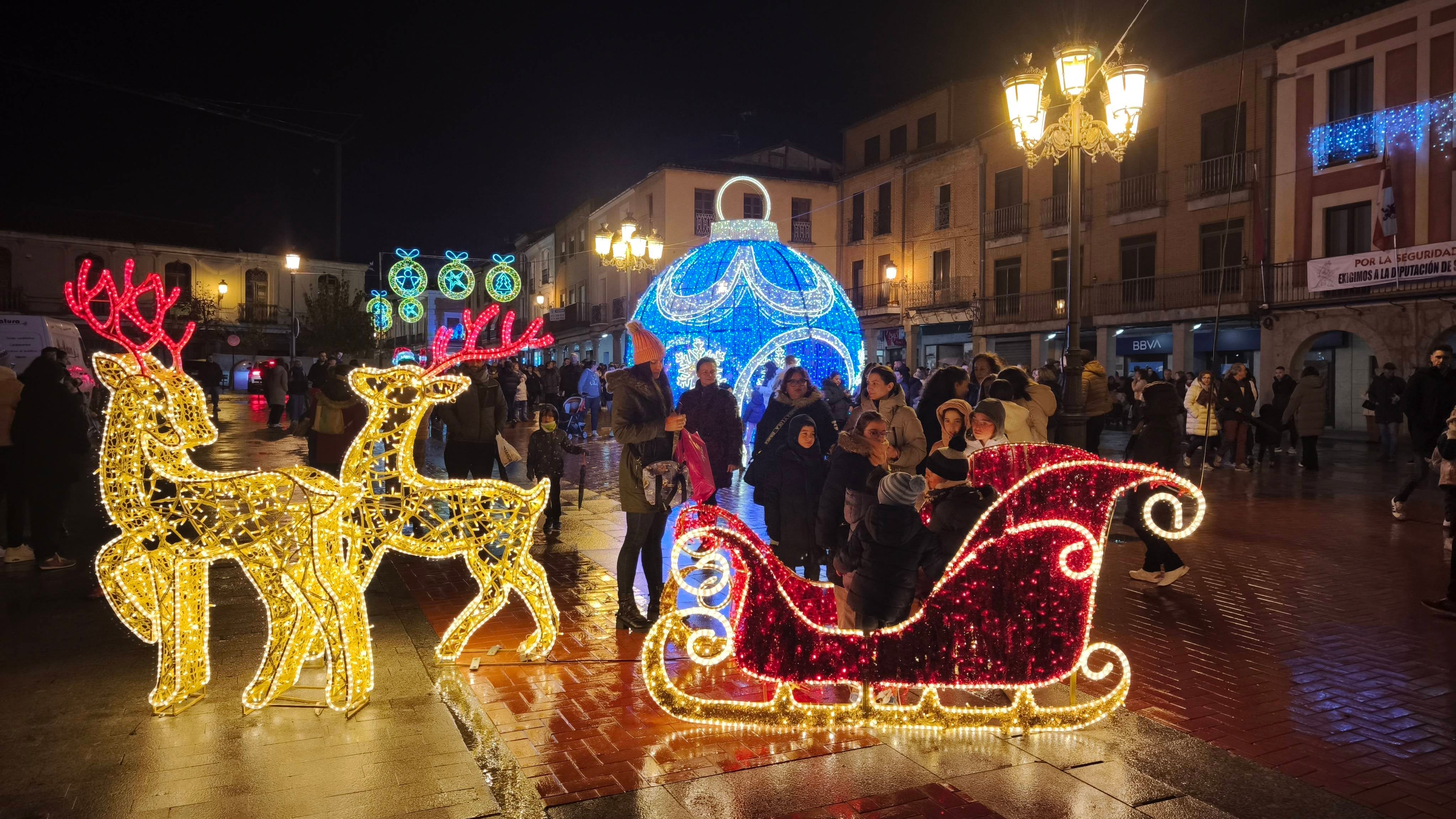 Peñaranda hace brillar sus plazas históricas y calles principales por navidades